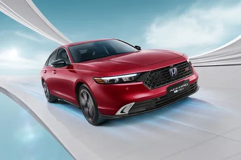 Honda Accord RS e:HEV merah melaju, tampak depan serong