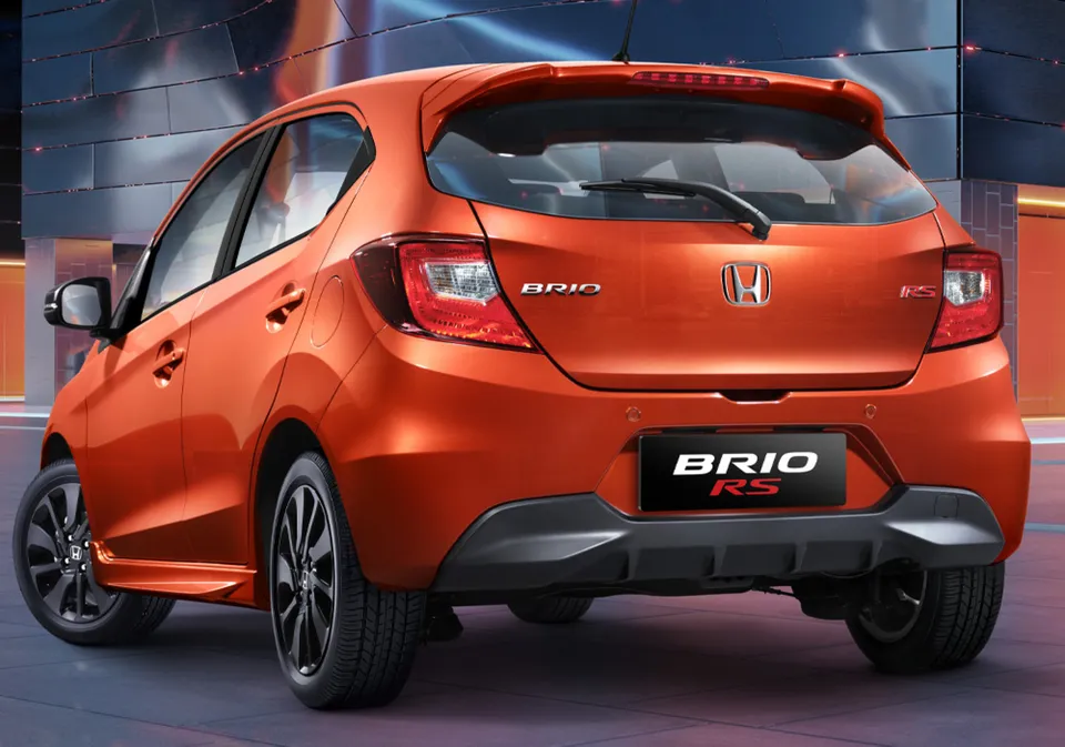 Honda Brio RS warna Phoenix Orange tampak belakang serong