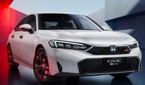 Honda Civic RS e:HEV putih di studio tampak depan serong