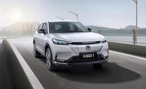 Honda e:N1 putih di jalan kota, tampak depan serong