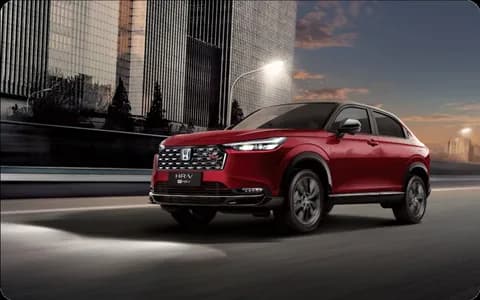 Honda HR-V RS e:HEV warna Blazing Red Pearl tampak depan serong