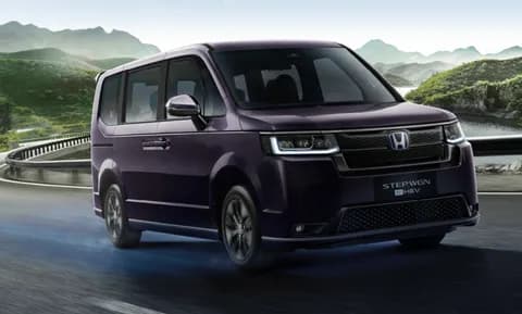 Honda STEP WGN e:HEV ungu kehitaman melaju, tampak depan serong